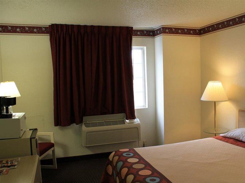 Super 8 By Wyndham San Antonio/Fiesta Hotel Exterior photo