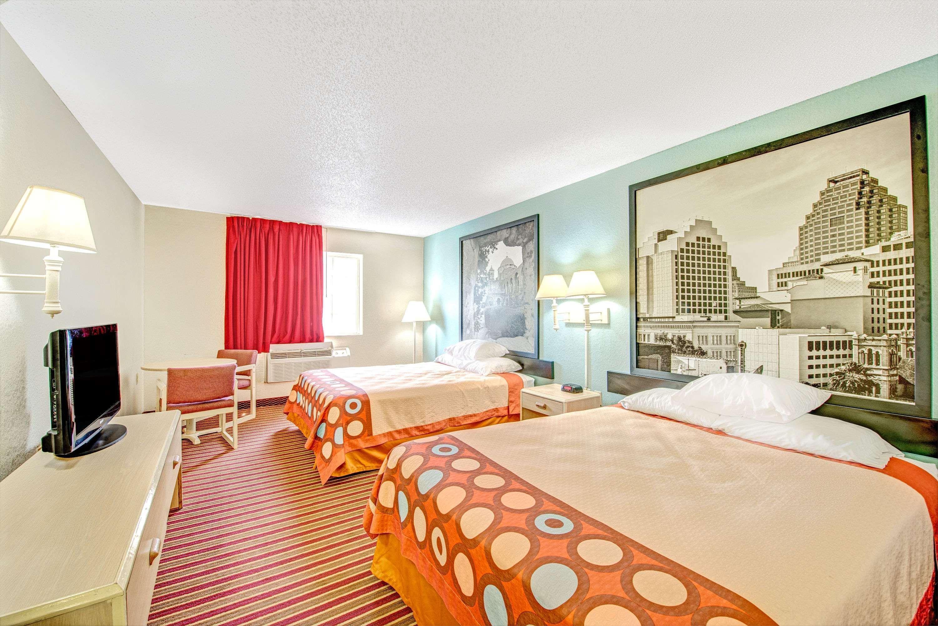 Super 8 By Wyndham San Antonio/Fiesta Hotel Exterior photo