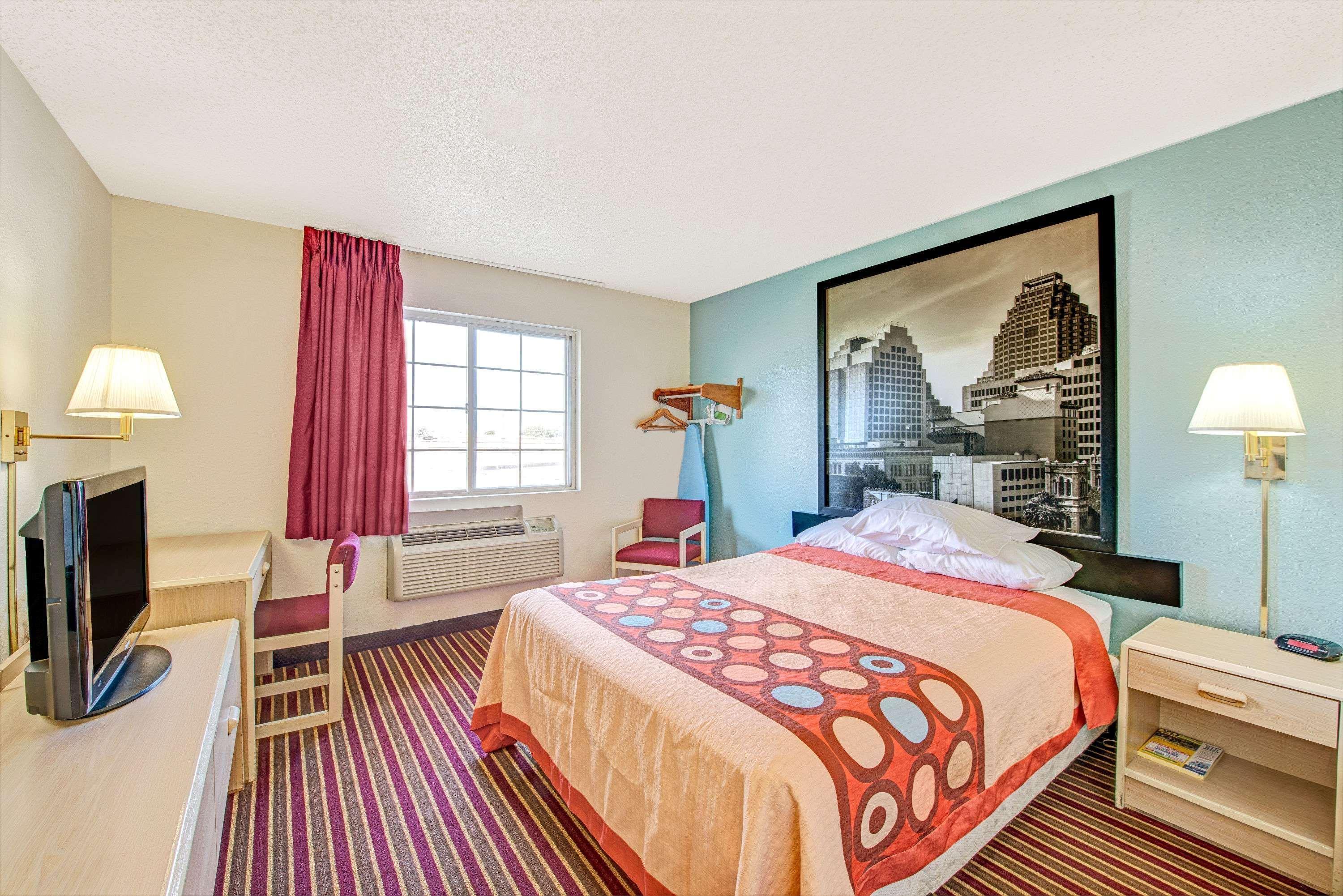 Super 8 By Wyndham San Antonio/Fiesta Hotel Exterior photo