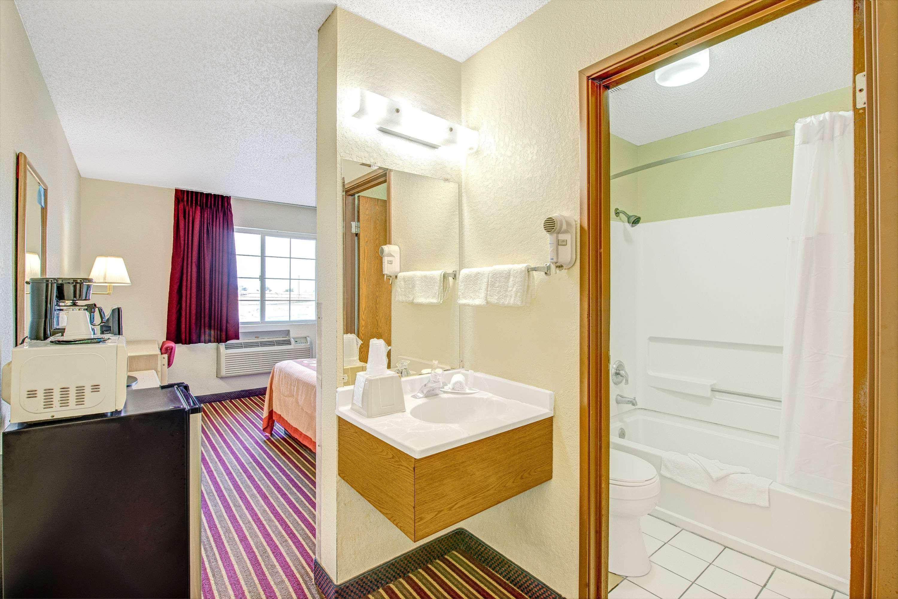 Super 8 By Wyndham San Antonio/Fiesta Hotel Exterior photo