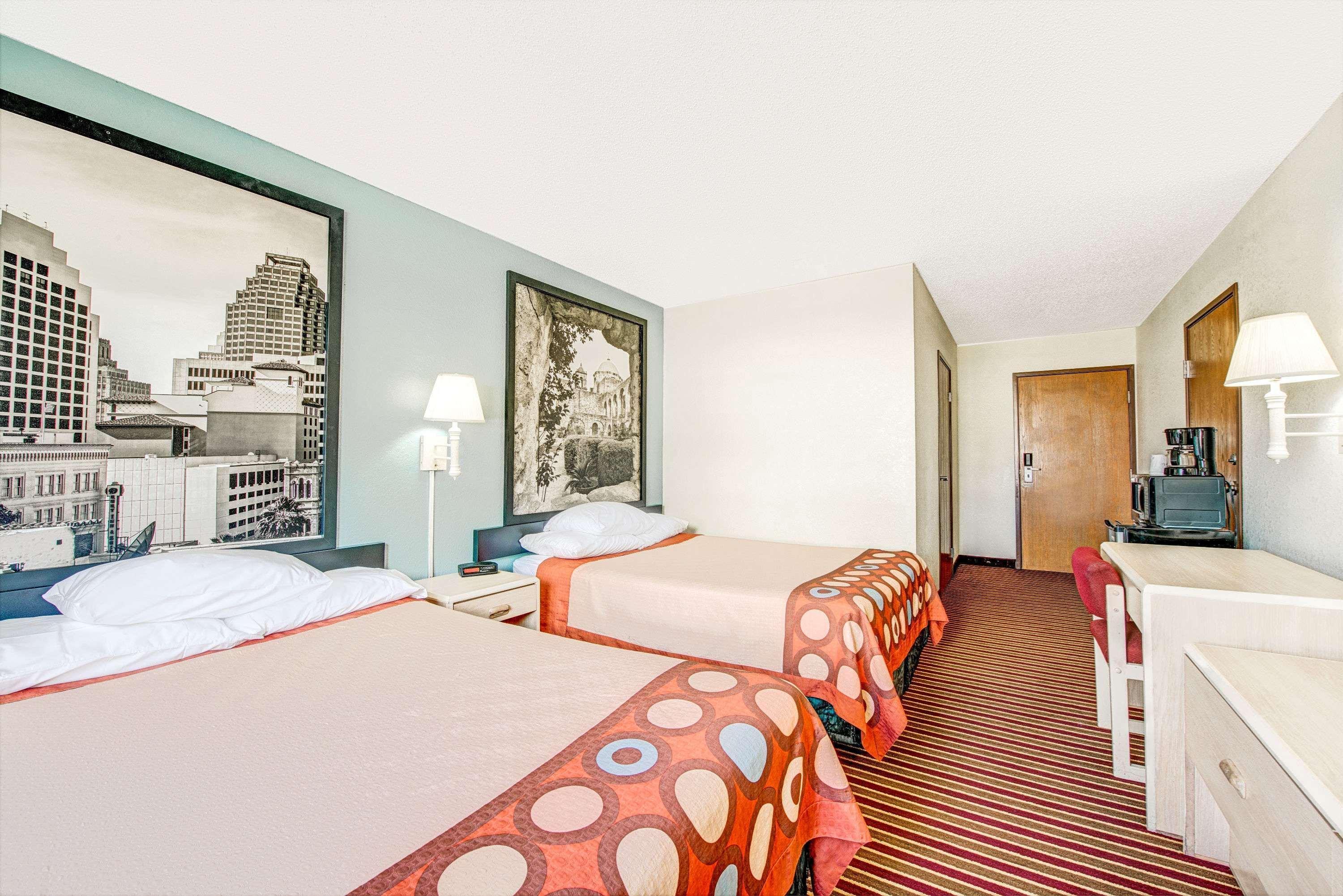 Super 8 By Wyndham San Antonio/Fiesta Hotel Exterior photo