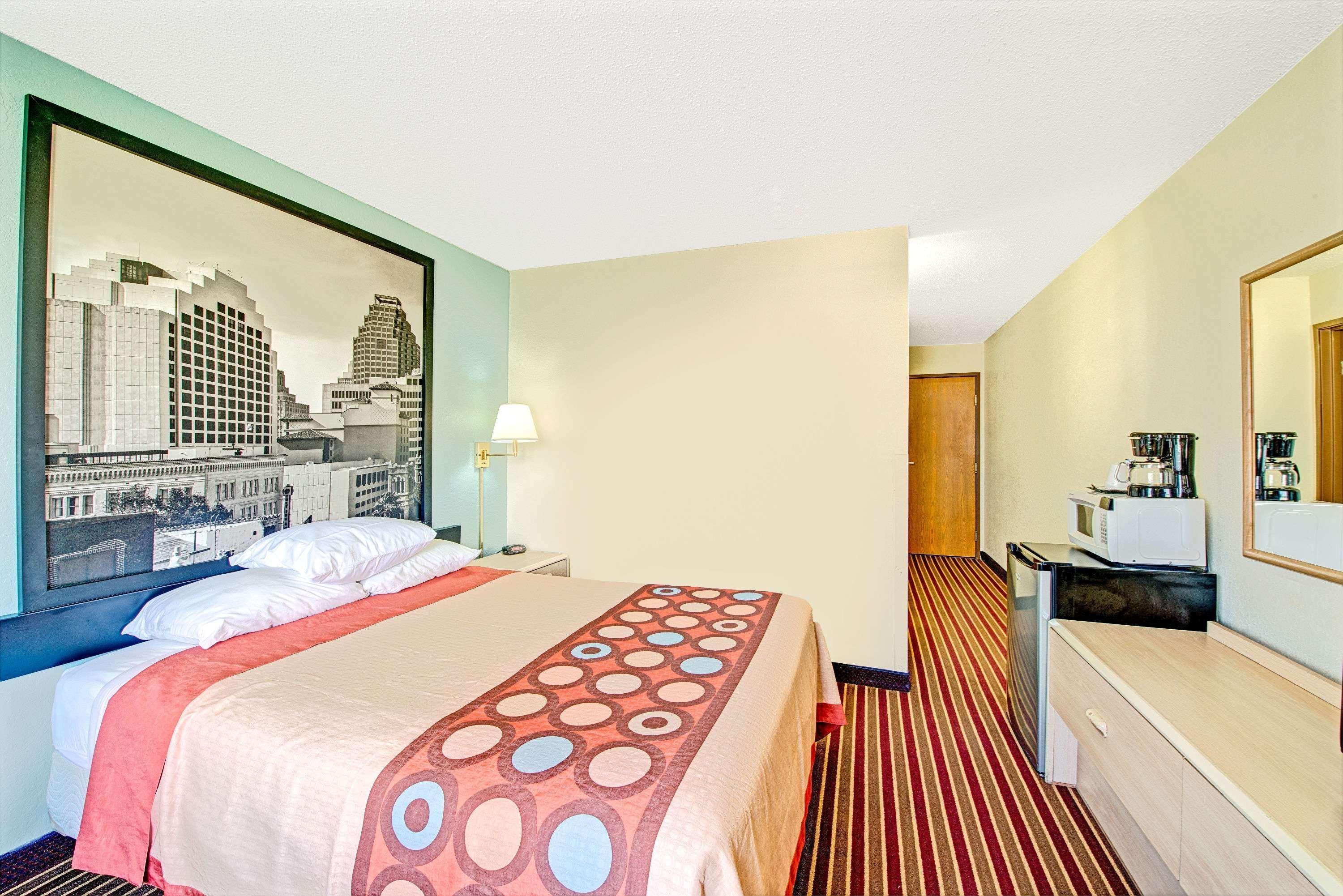 Super 8 By Wyndham San Antonio/Fiesta Hotel Exterior photo
