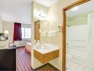 Super 8 By Wyndham San Antonio/Fiesta Hotel Exterior photo